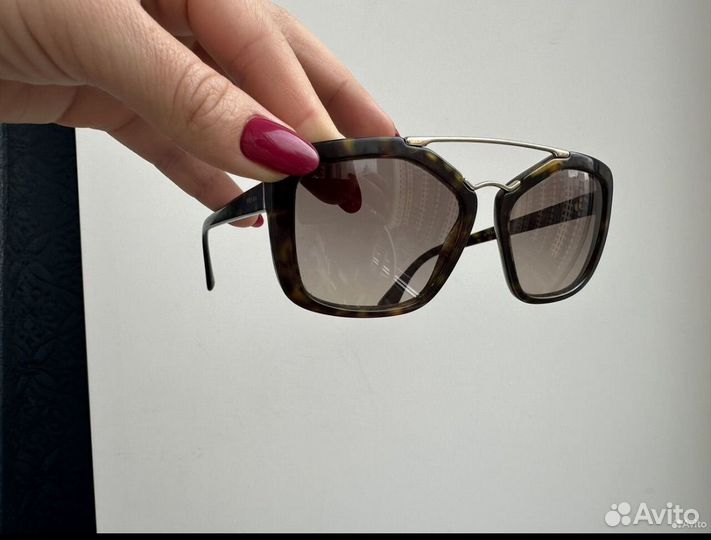 Солнцезащитные очки prada