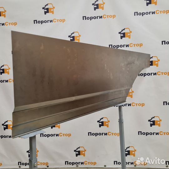 Карман перед задним правым колесом VW Crafter maxi