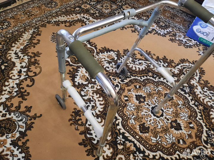 Ходунки для взрослых на колесах