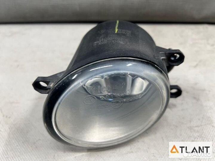 Туманка передняя левая toyota isis