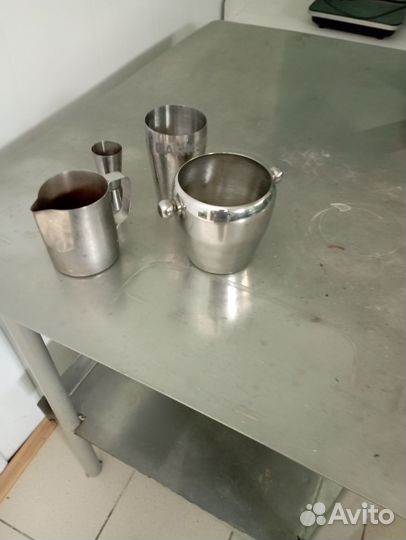 Стаканы, посуда, салфетки