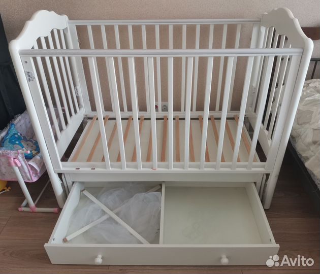 Детская кроватка с маятником и ящиком