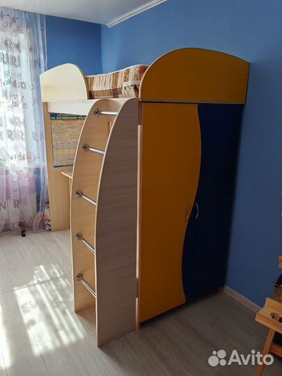 Детская кровать чердак со столом и шкафом