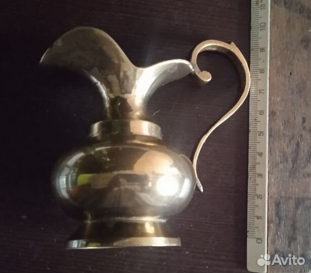 Небольшой кувшин из латуни