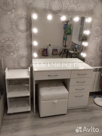 Гримерный стол с зеркалом и ящиками