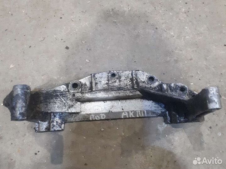 Задний кронштейн двигателя ауди 80 б4