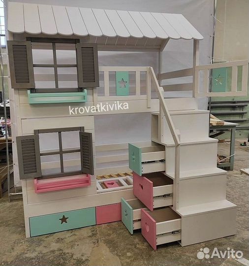 Детская кровать домик с лестницей комодом
