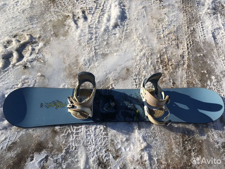 Сноуборд с креплениями и ботинками