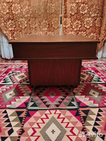 Газетный стол