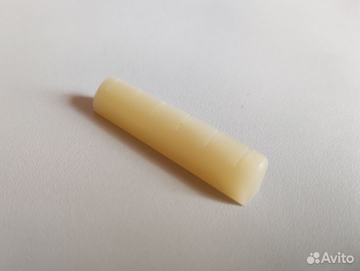 Порожек для акустической гитары натуральная кость