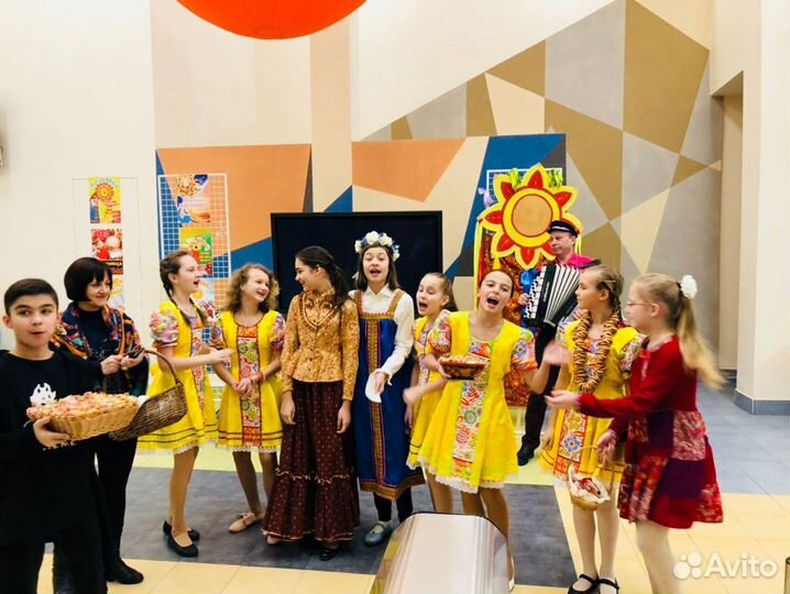 Баянист поющий на праздникиВедущий