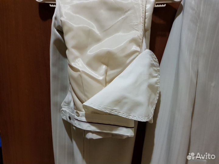 Костюм мужской кремовый XL