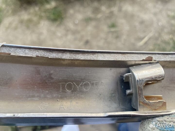 Молдинг на капот toyota