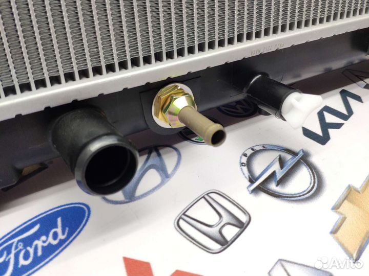 Радиатор охлаждения Suzuki Swift AT