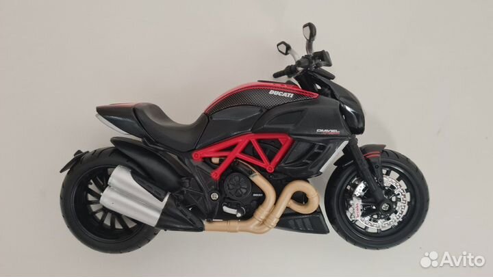 Модель мотоцикла Maisto Ducati Diavel Carbon