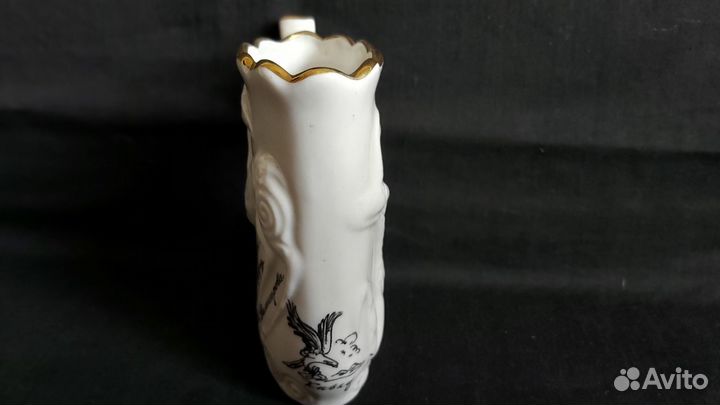 Фарфоровый кувшинчик (прошлого столетия)