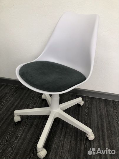 Стул на колесиках белый для мастера