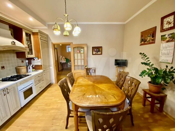 Коттедж 309 м² на участке 8 сот.