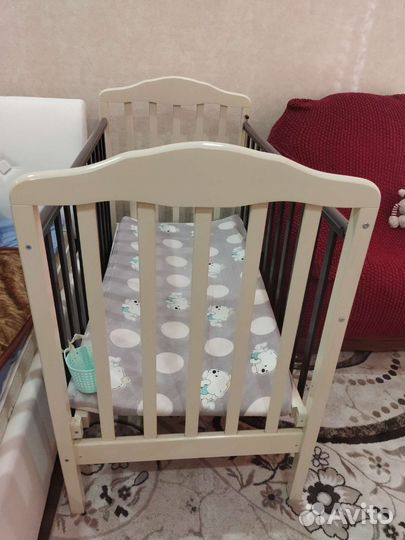 Детская кроватка с маятником