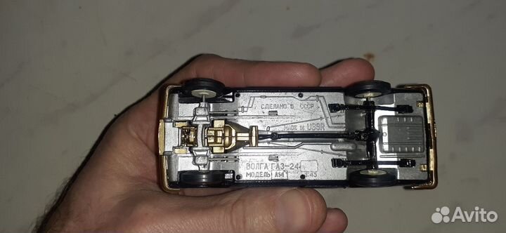 Волга газ 24 чёрная В золоте