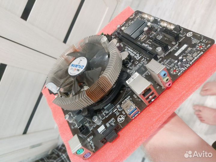 Материнская плата с процессором и памятью