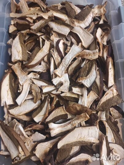 Земляника, грибы сушёные, яблоки сушёные