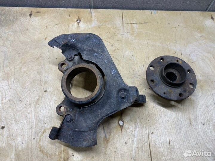 Поворотный кулак передний левый Opel Corsa D