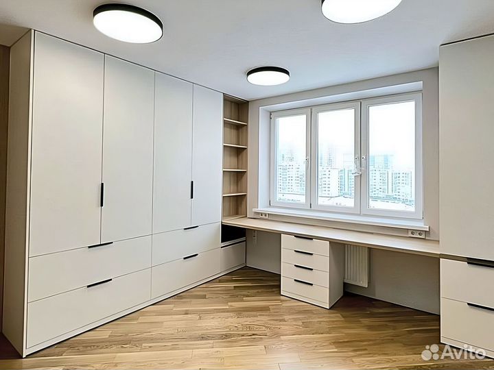 Школьный стол для двоих у окна