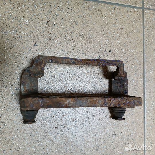 Скоба суппорта передняя левая,прав subaru legacy 2