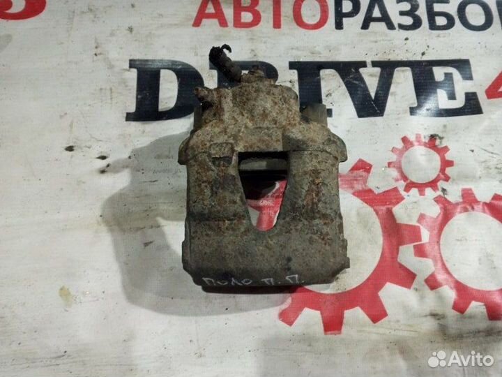 Суппорт передний правый Volkswagen Polo седан 1.6