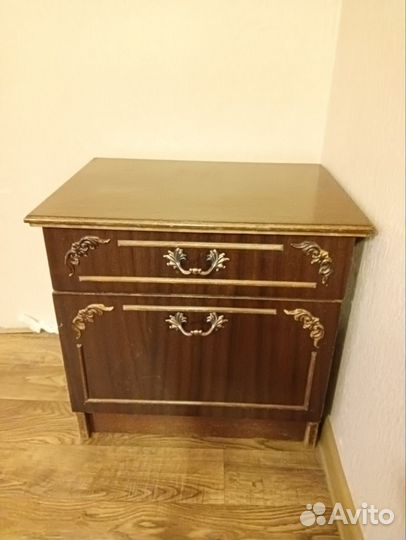 Тумбочка прикроватная и тумба с зеркалом