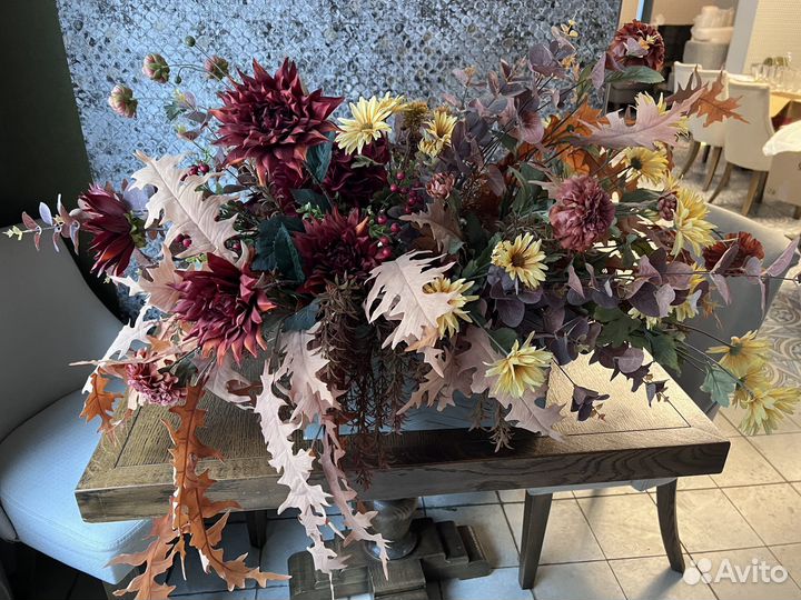Композиция из искусственных цветов