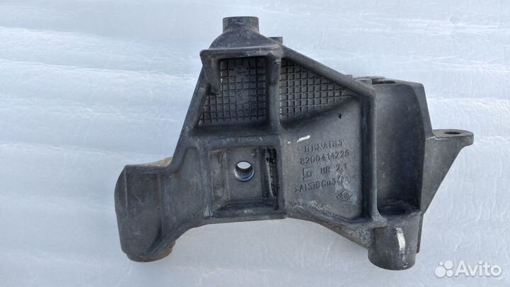 Кронштейн двигателя Renault Logan-8200414226