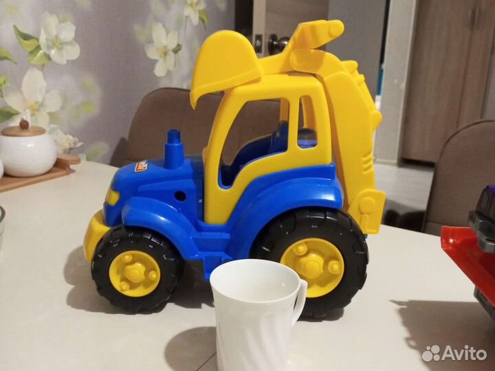 Трактор игрушки