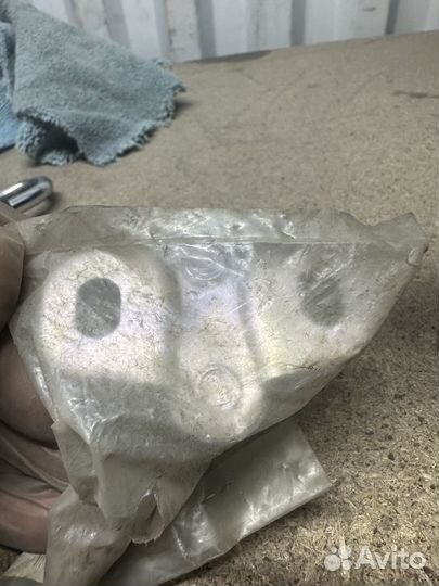 Крепление крышки багажника Mitsubishi новая