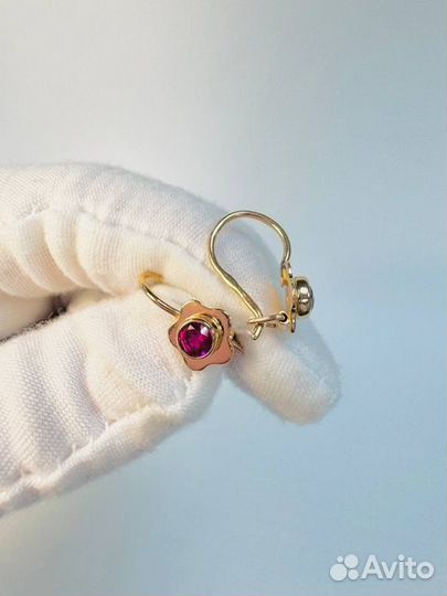 Золотые серьги с камнем