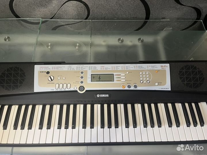 Синтезатор Yamaha PSR-R200