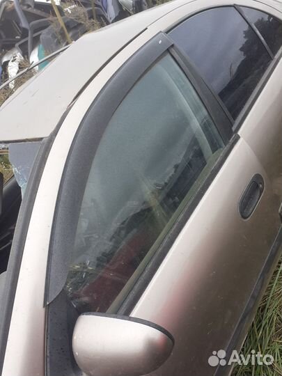 Левое переднее стекло Nissan Almera (N16)