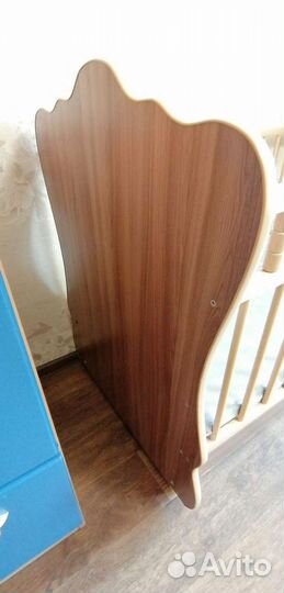 Детская кроватка с маятником