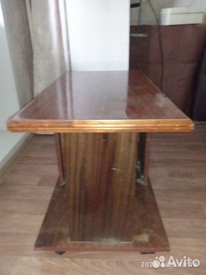 Журнальный столик полированный на колëсиках