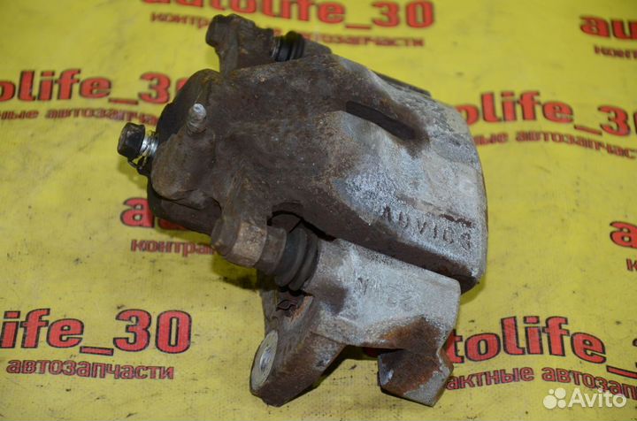 Суппорт передний правый Toyota Auris E150