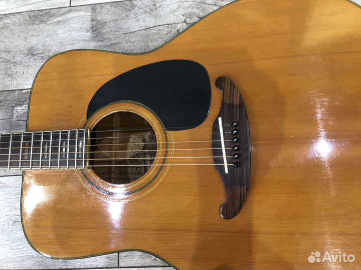 Акустическая гитара