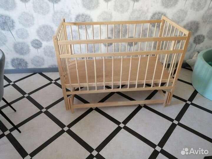 Детская кроватка с поперечным маятником