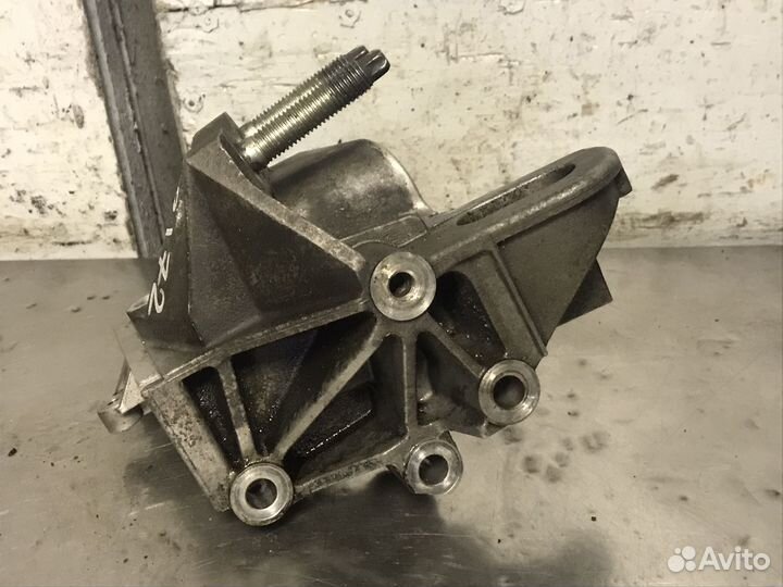 Кронштейн правой опоры двс Ford Volvo 1.4-1.6