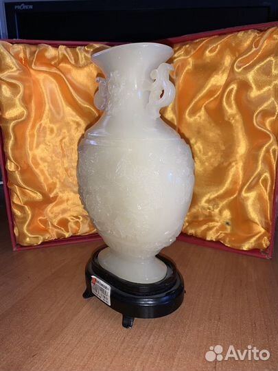 Ваза из оникса