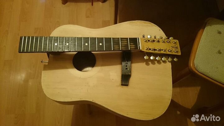 Сломанная акустическая гитара