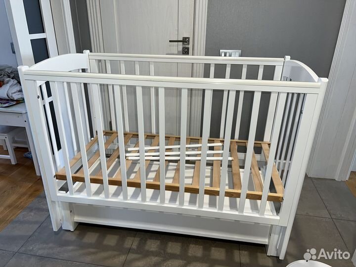 Детская кроватка с продольным маятником