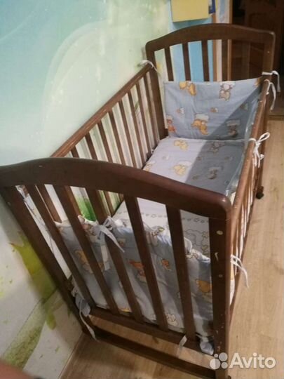 Детская кроватка с маятником