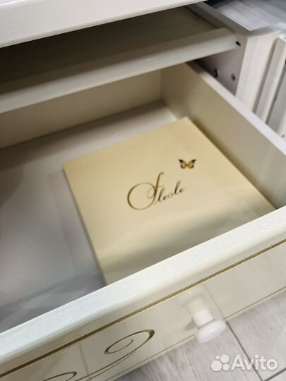 Детская кроватка с мягкой стенкой и маятником