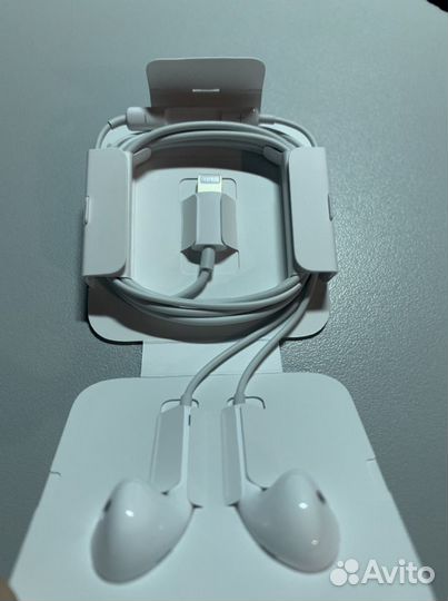Наушники Apple EarPods с коннектором Lightning